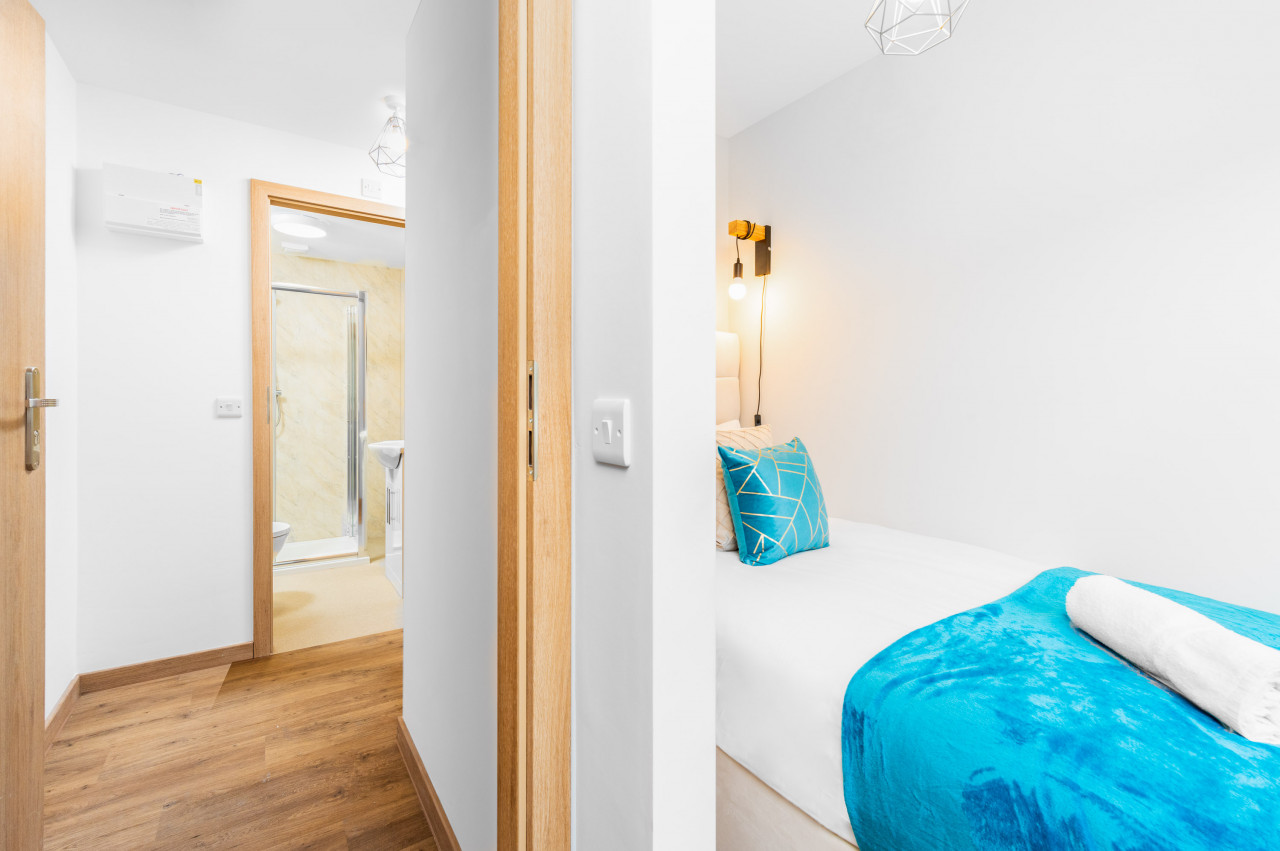 Stylish Two Bed - Two Parking Spaces - Stourbridge in Stewkins, Stourbridge DY8 4YW, UK - Property image 28 - VivreStays