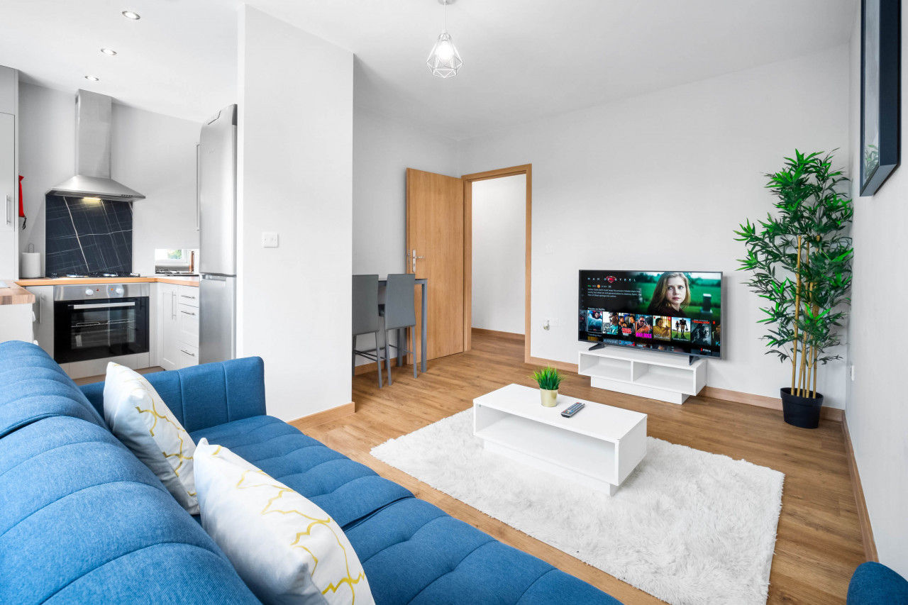Stylish Two Bed - Two Parking Spaces - Stourbridge in Stewkins, Stourbridge DY8 4YW, UK - Property image 10 - VivreStays