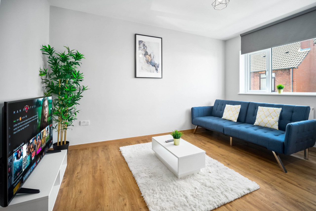 Stylish Two Bed - Two Parking Spaces - Stourbridge serviced apartment - Amblecote - VivreStays