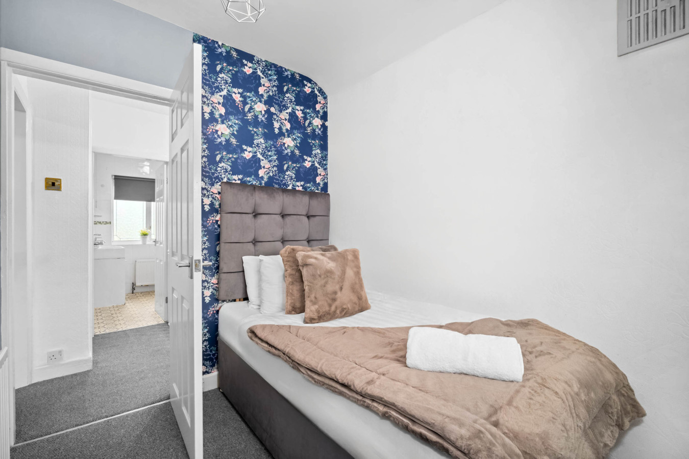 Semi-Detached Three Bed House - Garden - Parking - Great Barr in 121 Jayshaw Ave, Birmingham B43 5RX, UK - Property image 15 - VivreStays
