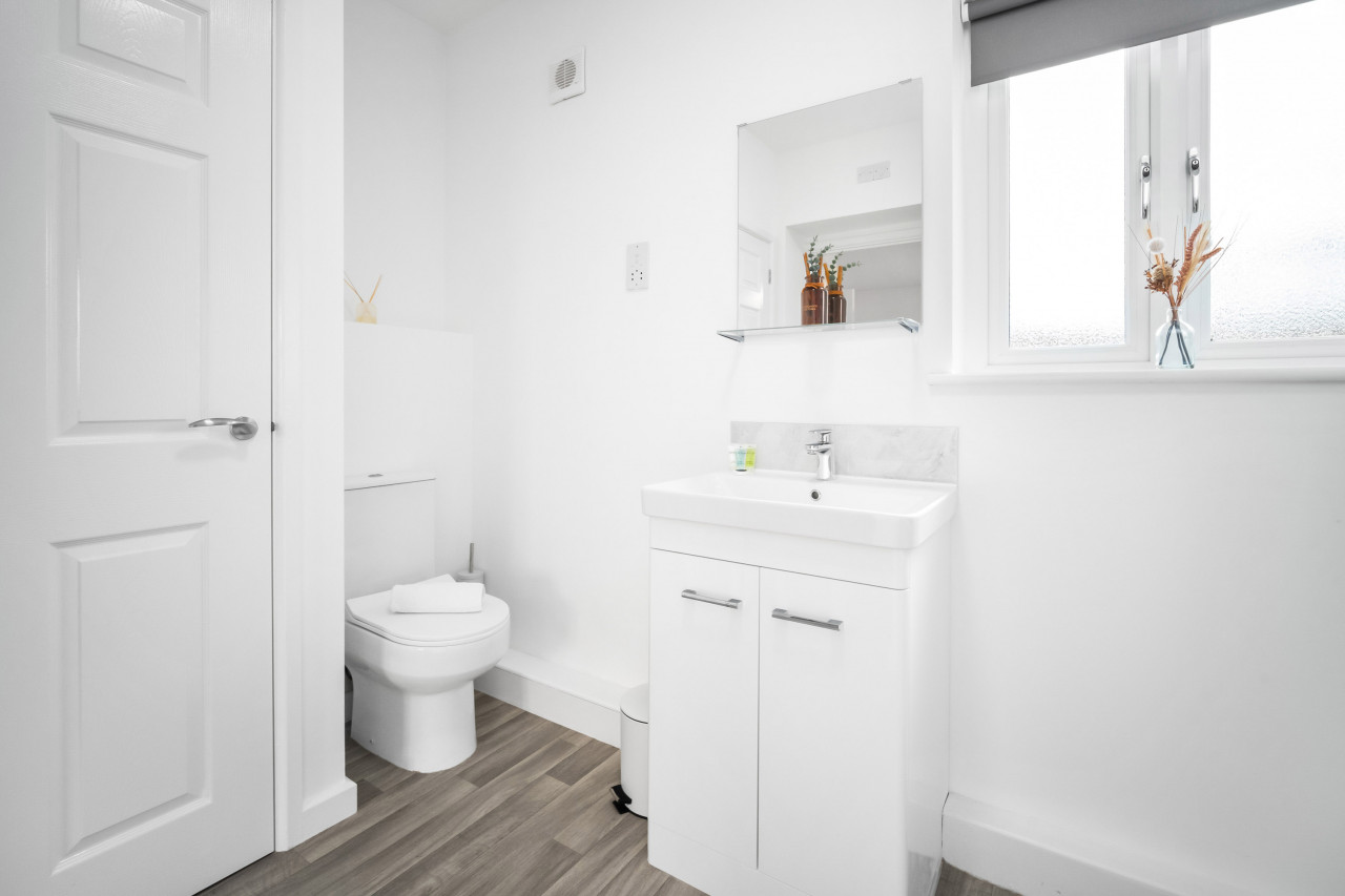 Stylish 2 Bed Apartment - Parking - Smart TV - WIFI in 55 Chester Rd, Cradley Heath B64, UK - Property image 23 - VivreStays