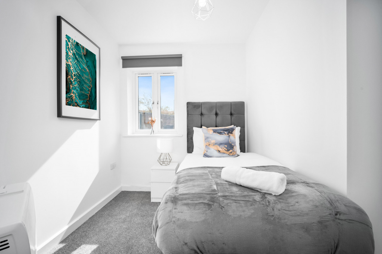 Stylish 2 Bed Apartment - Parking - Smart TV - WIFI in 55 Chester Rd, Cradley Heath B64, UK - Property image 11 - VivreStays