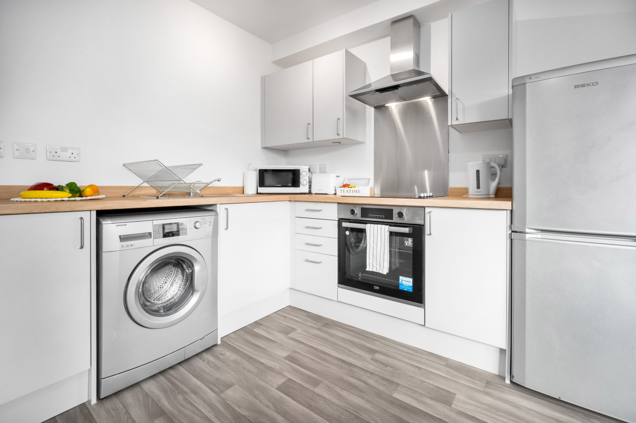 Stylish 2 Bed Apartment - Parking - Smart TV - WIFI in 55 Chester Rd, Cradley Heath B64, UK - Property image 4 - VivreStays