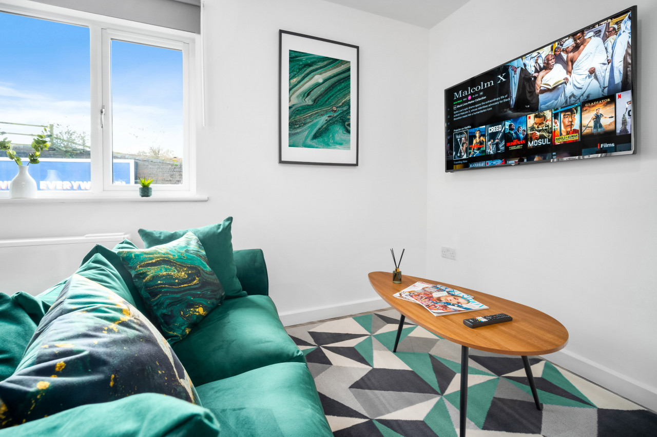 Stylish 2 Bed Apartment - Parking - Smart TV - WIFI in 55 Chester Rd, Cradley Heath B64, UK - Property image 8 - VivreStays
