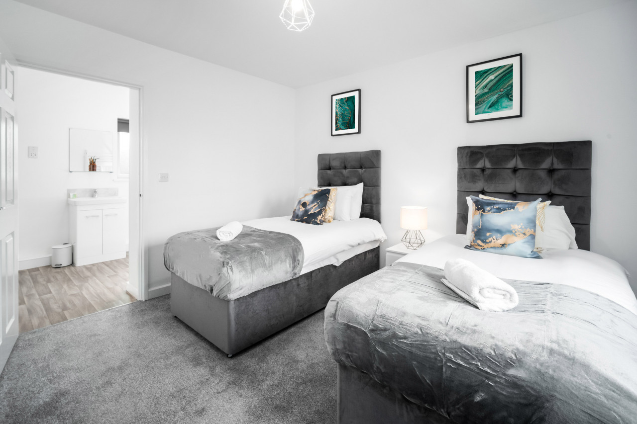 Stylish 2 Bed Apartment - Parking - Smart TV - WIFI in 55 Chester Rd, Cradley Heath B64, UK - Property image 16 - VivreStays