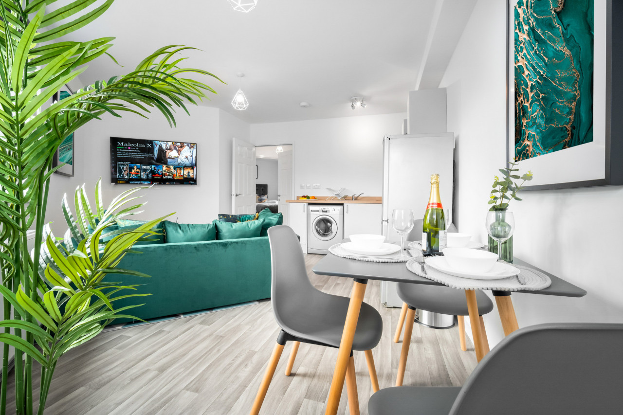 Stylish 2 Bed Apartment - Parking - Smart TV - WIFI in 55 Chester Rd, Cradley Heath B64, UK - Property image 22 - VivreStays