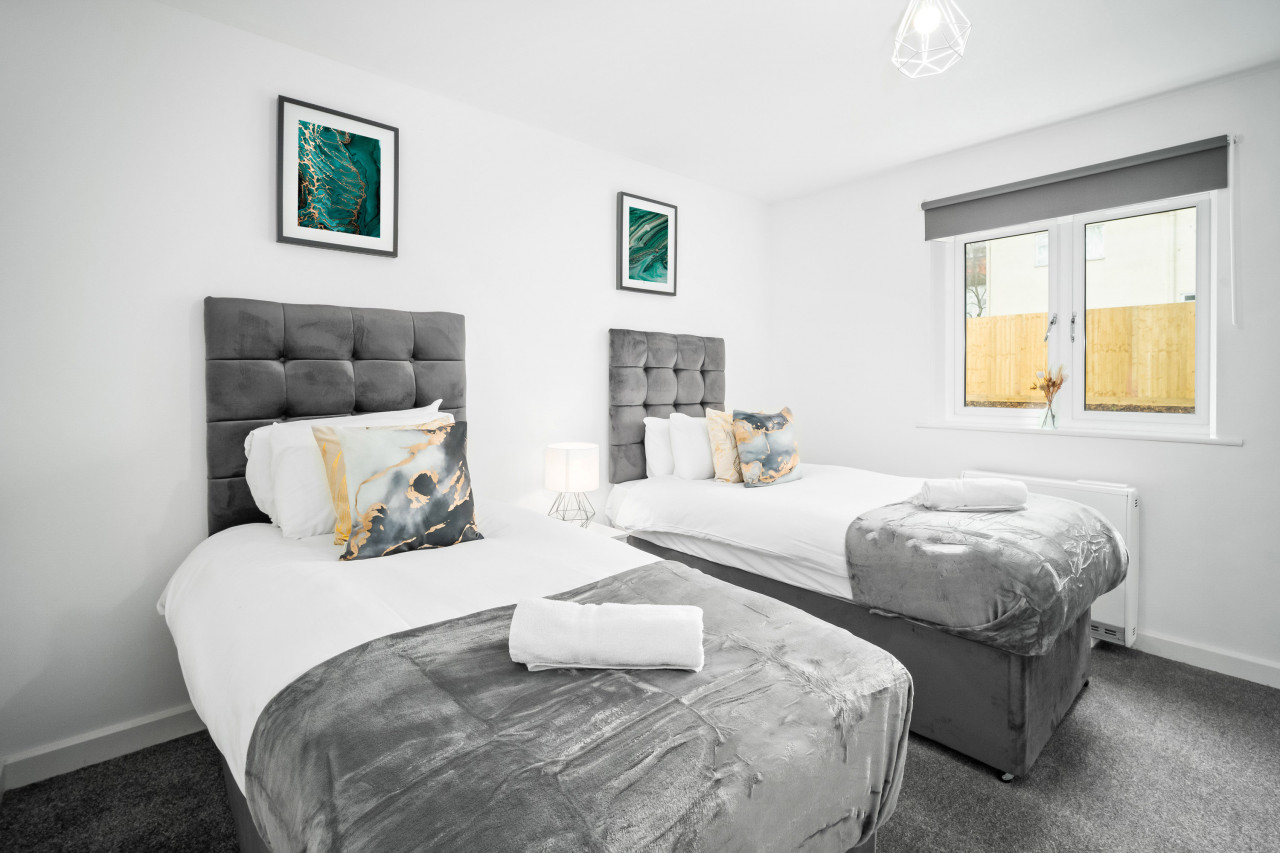 Stylish 2 Bed Apartment - Parking - Smart TV - WIFI in 55 Chester Rd, Cradley Heath B64, UK - Property image 3 - VivreStays