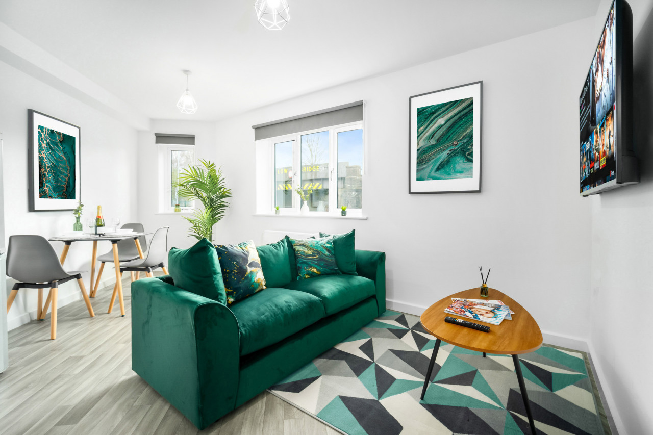 Stylish 2 Bed Apartment - Parking - Smart TV - WIFI serviced apartment - UK - VivreStays