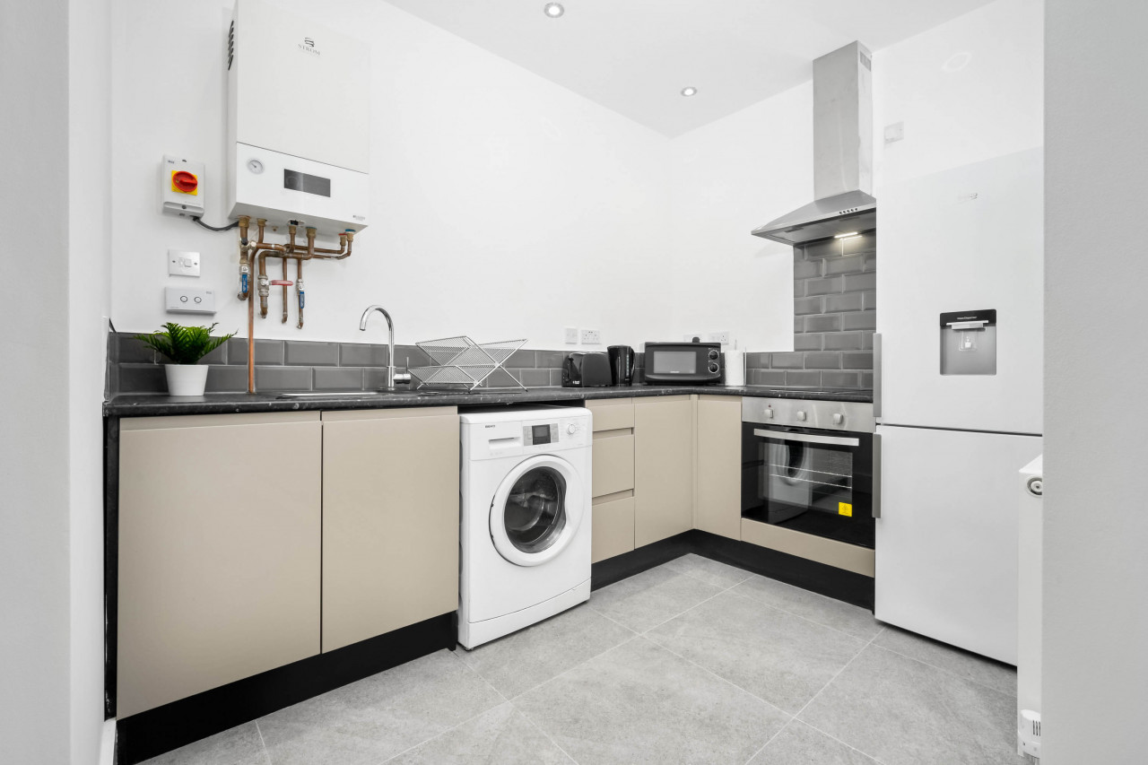 Modern Apartment - On Street Parking - Rowley Regis in Gorsty Hill Rd, Rowley Regis B65 0EY, UK - Property image 11 - VivreStays