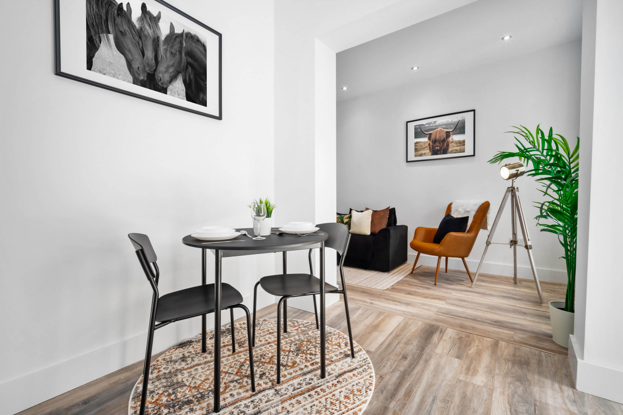 Modern Apartment - On Street Parking - Rowley Regis in Gorsty Hill Rd, Rowley Regis B65 0EY, UK - Property image 9 - VivreStays