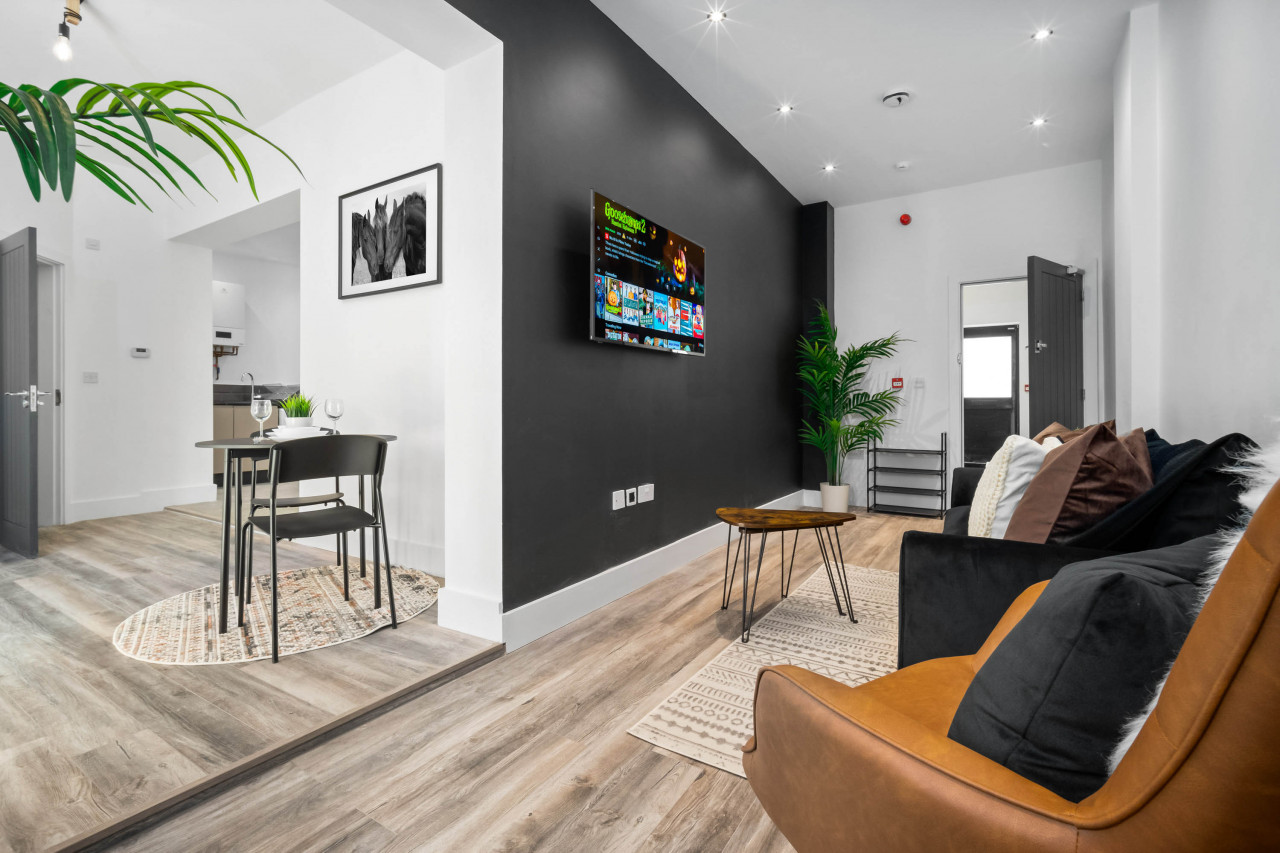 Modern Apartment - On Street Parking - Rowley Regis serviced apartment - Halesowen - VivreStays