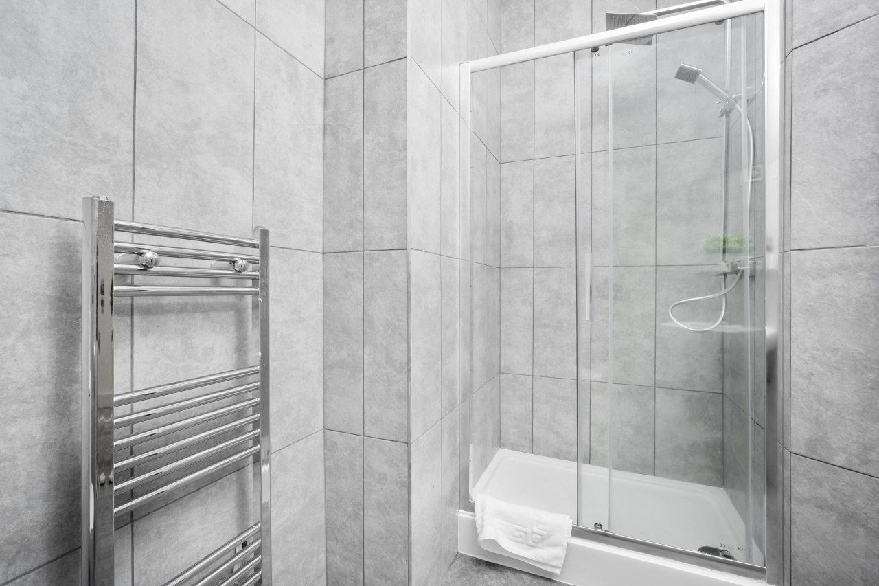 Modern Apartment - On Street Parking - Rowley Regis in Gorsty Hill Rd, Rowley Regis B65 0EY, UK - Property image 19 - VivreStays