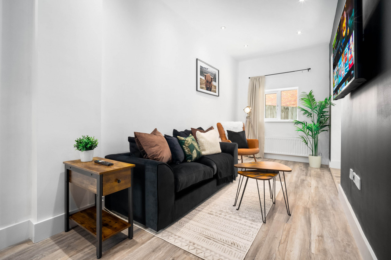 Modern Apartment - On Street Parking - Rowley Regis in Gorsty Hill Rd, Rowley Regis B65 0EY, UK - Property image 6 - VivreStays