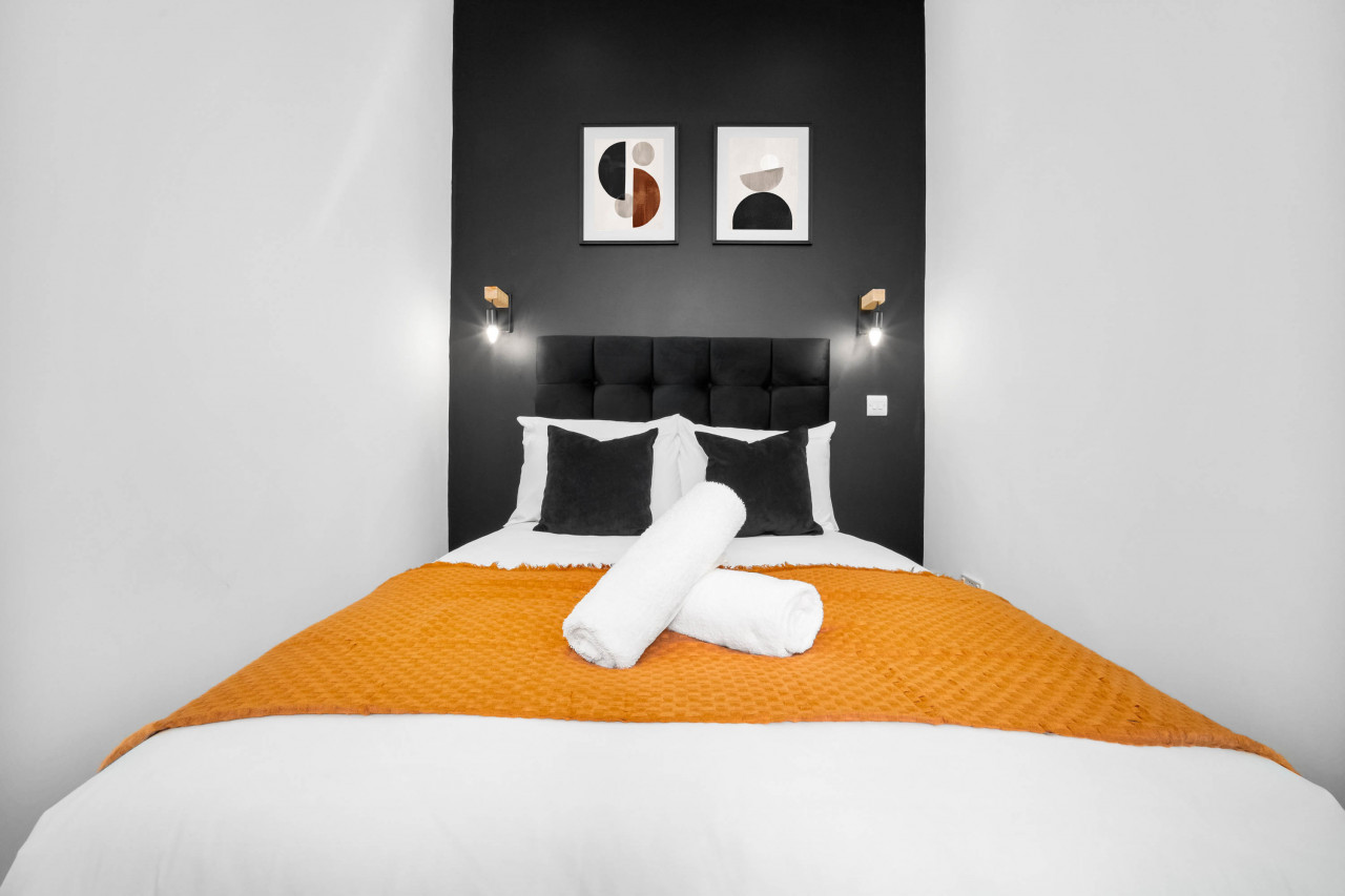 Modern Apartment - On Street Parking - Rowley Regis in Gorsty Hill Rd, Rowley Regis B65 0EY, UK - Property image 2 - VivreStays