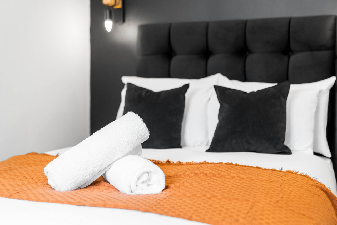 Modern Apartment - On Street Parking - Rowley Regis in Gorsty Hill Rd, Rowley Regis B65 0EY, UK - Property image 8 - VivreStays