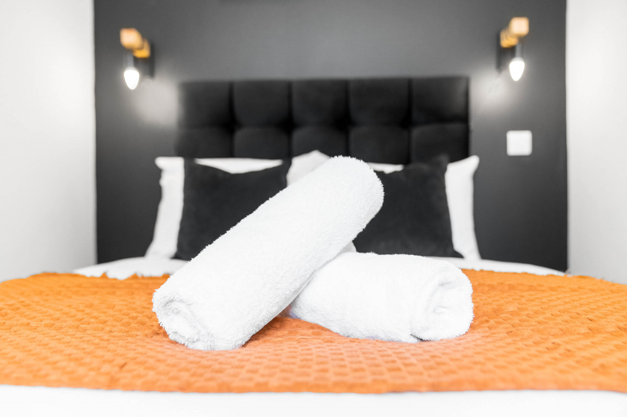 Modern Apartment - On Street Parking - Rowley Regis in Gorsty Hill Rd, Rowley Regis B65 0EY, UK - Property image 13 - VivreStays