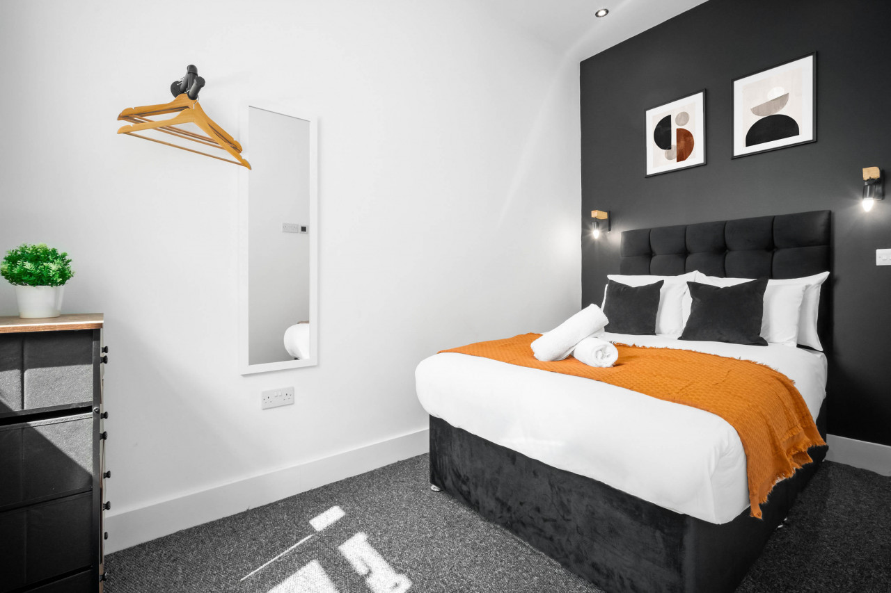 Modern Apartment - On Street Parking - Rowley Regis in Gorsty Hill Rd, Rowley Regis B65 0EY, UK - Property image 10 - VivreStays