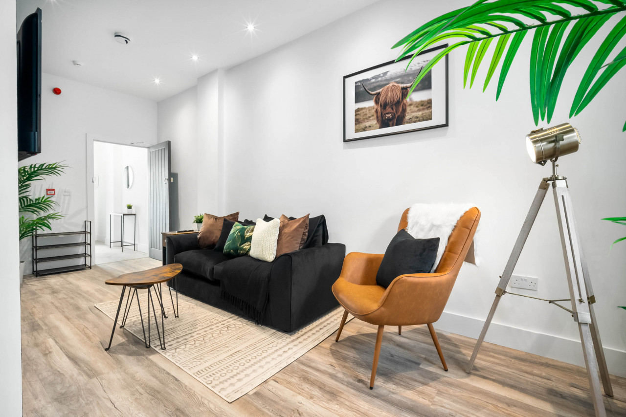 Modern Apartment - On Street Parking - Rowley Regis in Gorsty Hill Rd, Rowley Regis B65 0EY, UK - Property image 4 - VivreStays