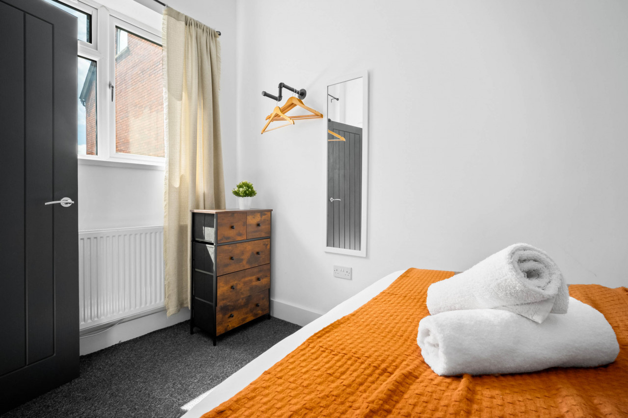Modern Apartment - On Street Parking - Rowley Regis in Gorsty Hill Rd, Rowley Regis B65 0EY, UK - Property image 24 - VivreStays