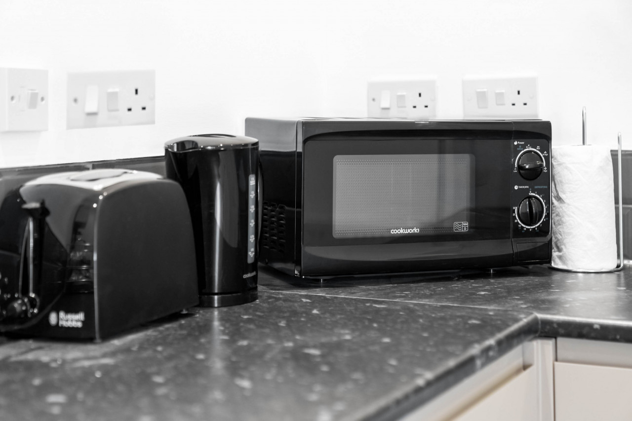 Modern Apartment - On Street Parking - Rowley Regis in Gorsty Hill Rd, Rowley Regis B65 0EY, UK - Property image 21 - VivreStays