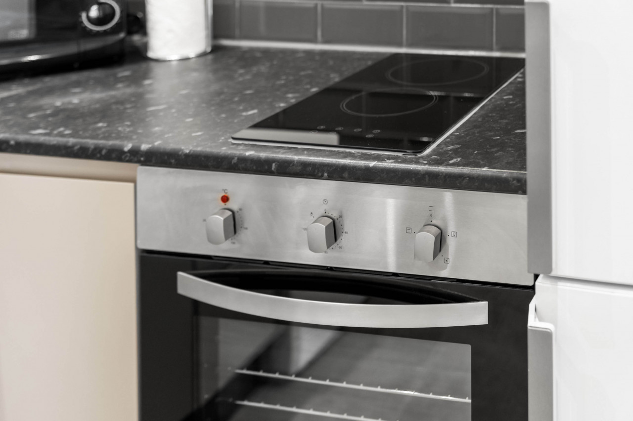 Modern Apartment - On Street Parking - Rowley Regis in Gorsty Hill Rd, Rowley Regis B65 0EY, UK - Property image 23 - VivreStays