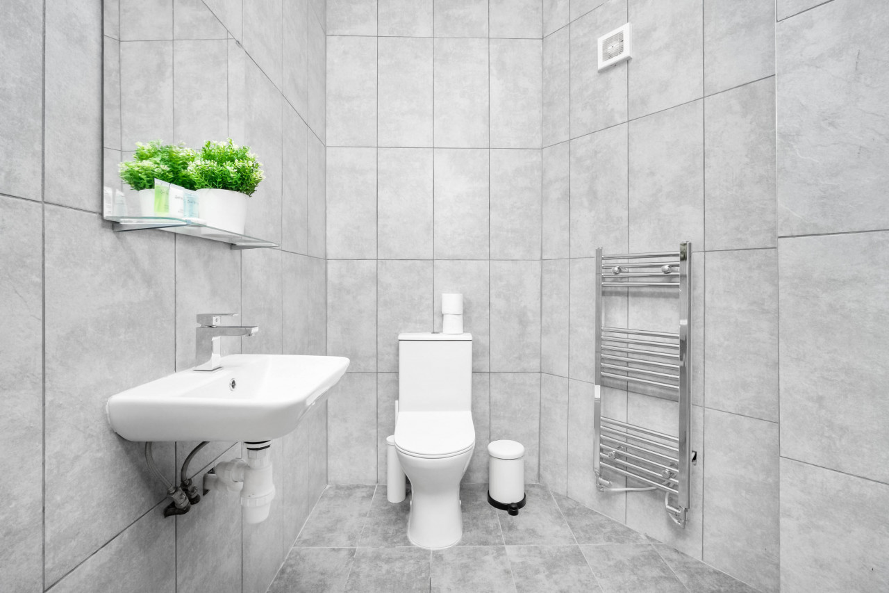 Modern Apartment - On Street Parking - Rowley Regis in Gorsty Hill Rd, Rowley Regis B65 0EY, UK - Property image 3 - VivreStays