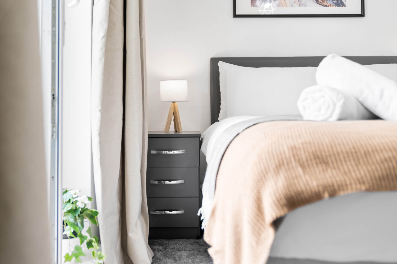 Stylish 2 Bedroom Apartment - Parking - Smart TV - WIFI serviced apartment - UK - VivreStays
