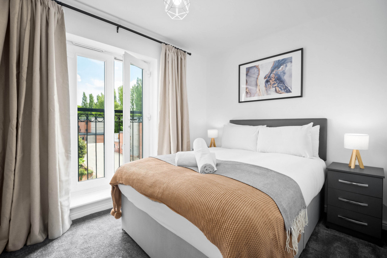 Stylish 2 Bedroom Apartment - Parking - Smart TV - WIFI in 39 Maynard Rd, Birmingham B16 0PW, UK - Property image 5 - VivreStays