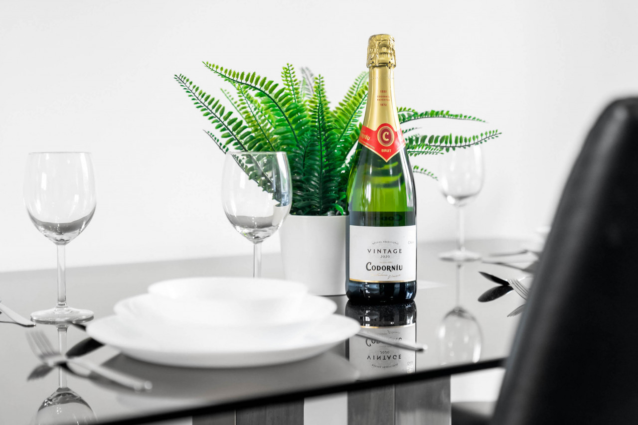Stylish 2 Bedroom Apartment - Parking - Smart TV - WIFI in 39 Maynard Rd, Birmingham B16 0PW, UK - Property image 6 - VivreStays