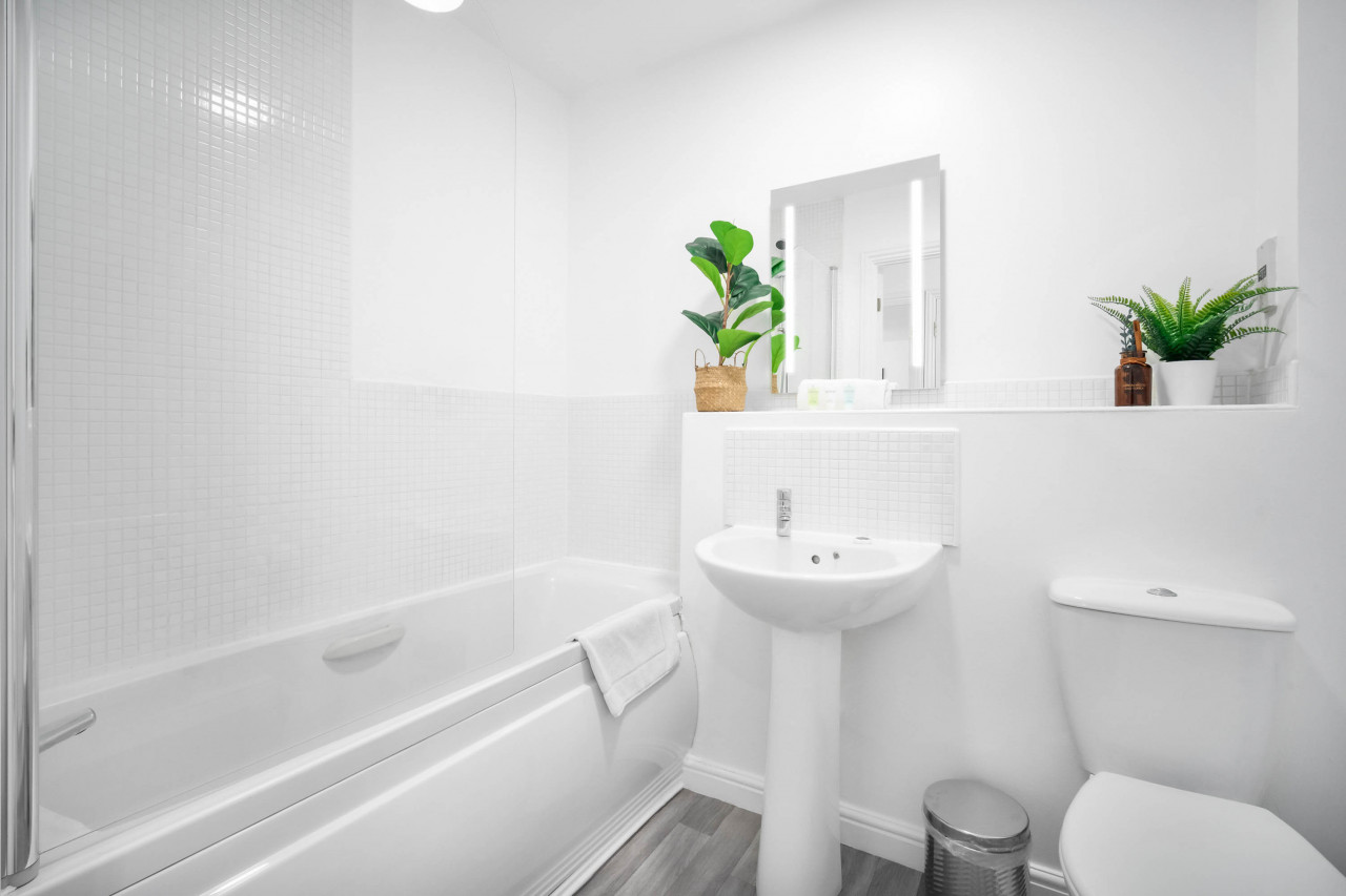 Stylish 2 Bedroom Apartment - Parking - Smart TV - WIFI in 39 Maynard Rd, Birmingham B16 0PW, UK - Property image 7 - VivreStays