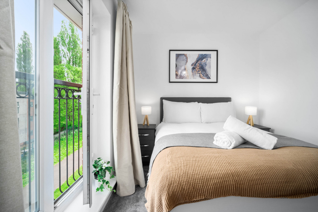 Stylish 2 Bedroom Apartment - Parking - Smart TV - WIFI in 39 Maynard Rd, Birmingham B16 0PW, UK - Property image 11 - VivreStays