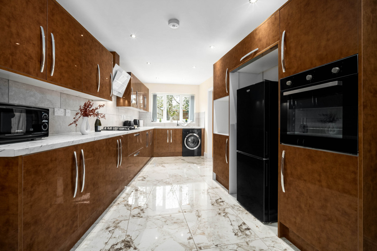 Modern 4 Bedroom House - Garden - Parking in 6 Court Oak Grove, Harborne, Birmingham B32 2HR,UK - Property image 5 - VivreStays