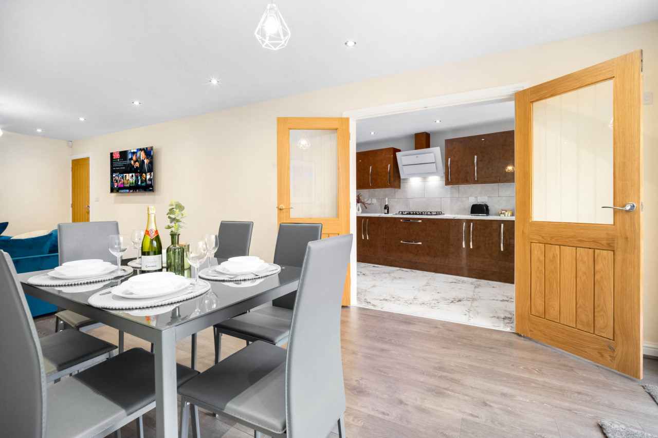 Modern 4 Bedroom House - Garden - Parking in 6 Court Oak Grove, Harborne, Birmingham B32 2HR,UK - Property image 28 - VivreStays