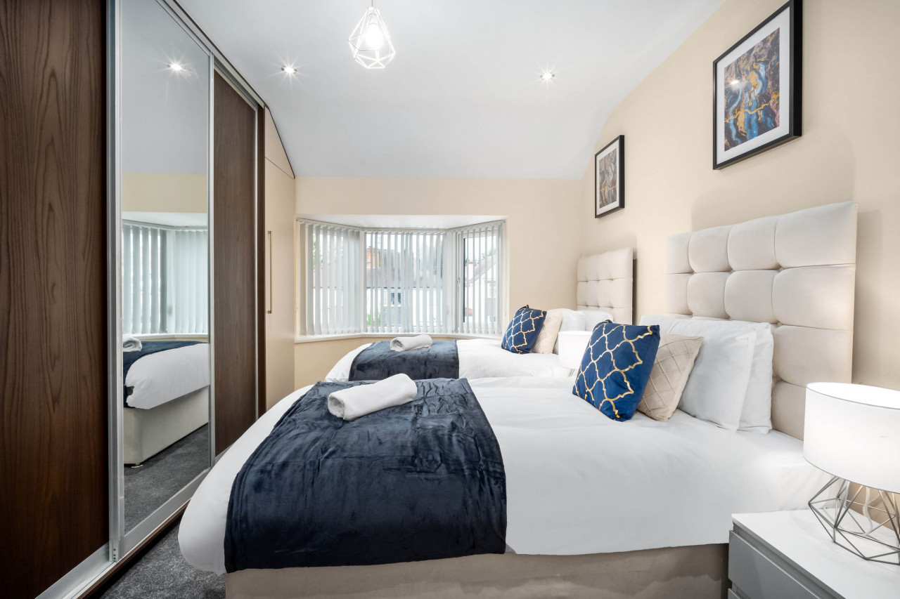 Modern 4 Bedroom House - Garden - Parking in 6 Court Oak Grove, Harborne, Birmingham B32 2HR,UK - Property image 20 - VivreStays