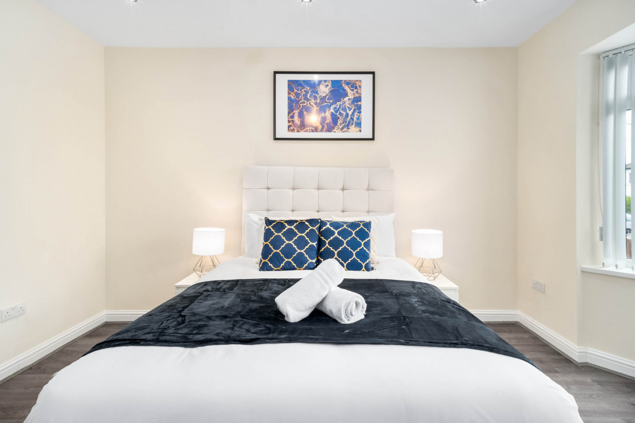Modern 4 Bedroom House - Garden - Parking in 6 Court Oak Grove, Harborne, Birmingham B32 2HR,UK - Property image 14 - VivreStays