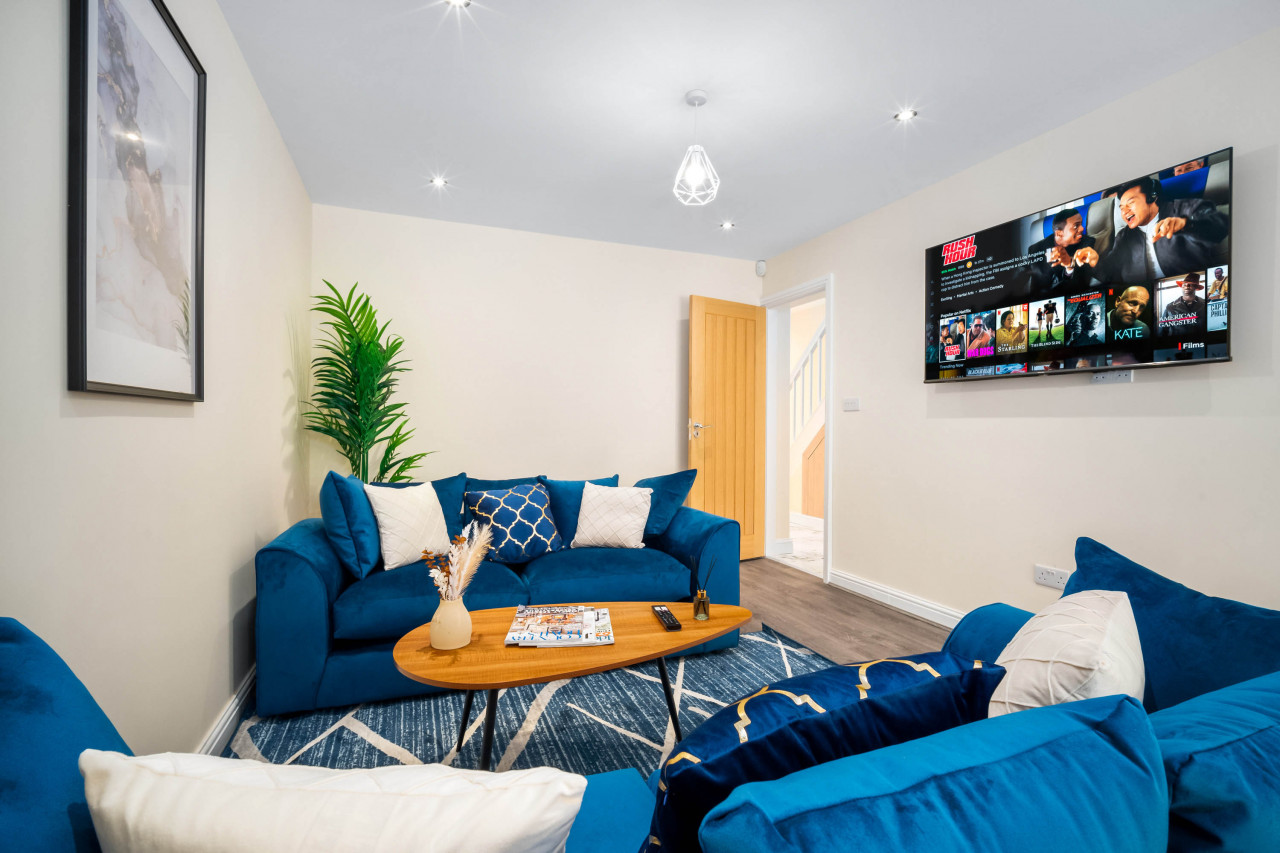Modern 4 Bedroom House - Garden - Parking in 6 Court Oak Grove, Harborne, Birmingham B32 2HR,UK - Property image 23 - VivreStays