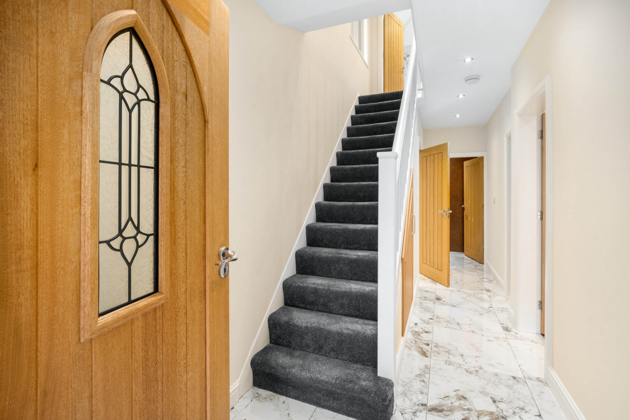 Modern 4 Bedroom House - Garden - Parking in 6 Court Oak Grove, Harborne, Birmingham B32 2HR,UK - Property image 11 - VivreStays