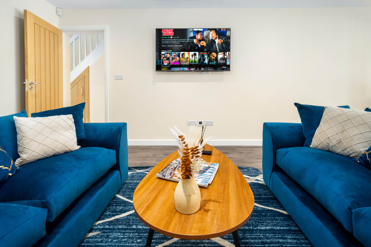 Modern 4 Bedroom House - Garden - Parking serviced apartment - Harborne - VivreStays