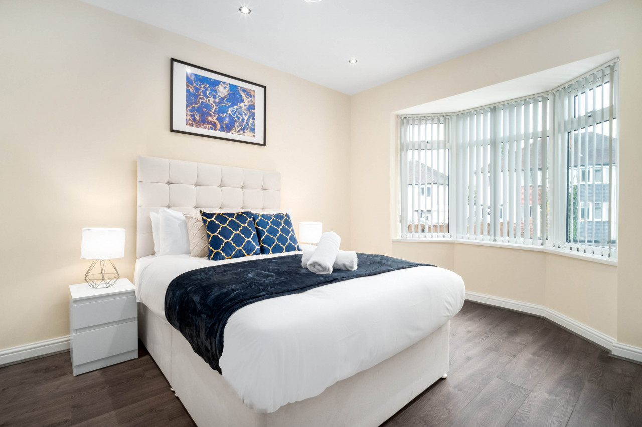 Modern 4 Bedroom House - Garden - Parking in 6 Court Oak Grove, Harborne, Birmingham B32 2HR,UK - Property image 2 - VivreStays