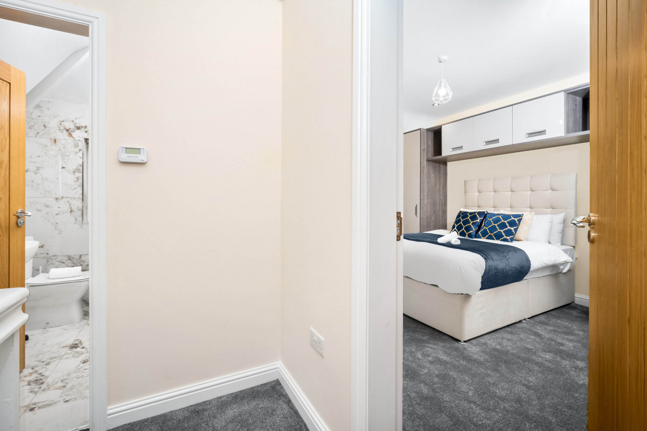 Modern 4 Bedroom House - Garden - Parking in 6 Court Oak Grove, Harborne, Birmingham B32 2HR,UK - Property image 58 - VivreStays