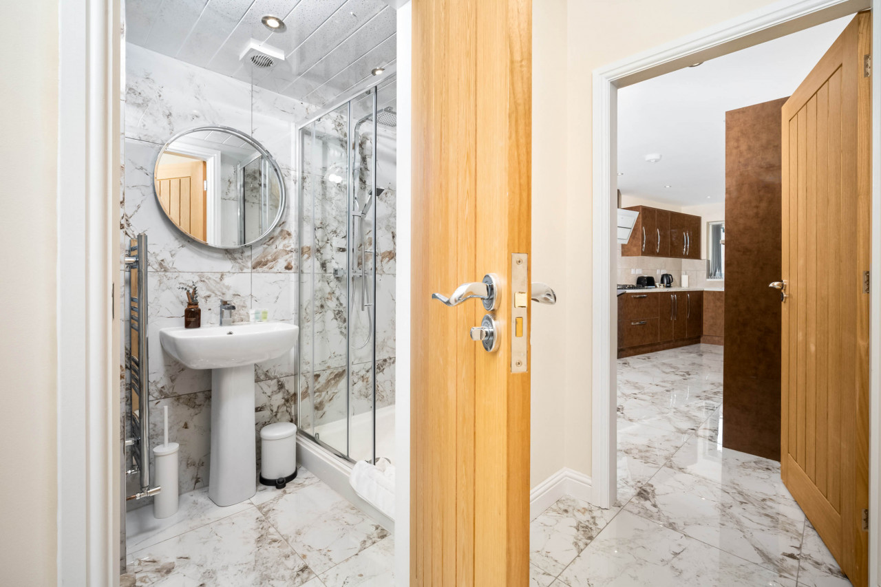 Modern 4 Bedroom House - Garden - Parking in 6 Court Oak Grove, Harborne, Birmingham B32 2HR,UK - Property image 43 - VivreStays