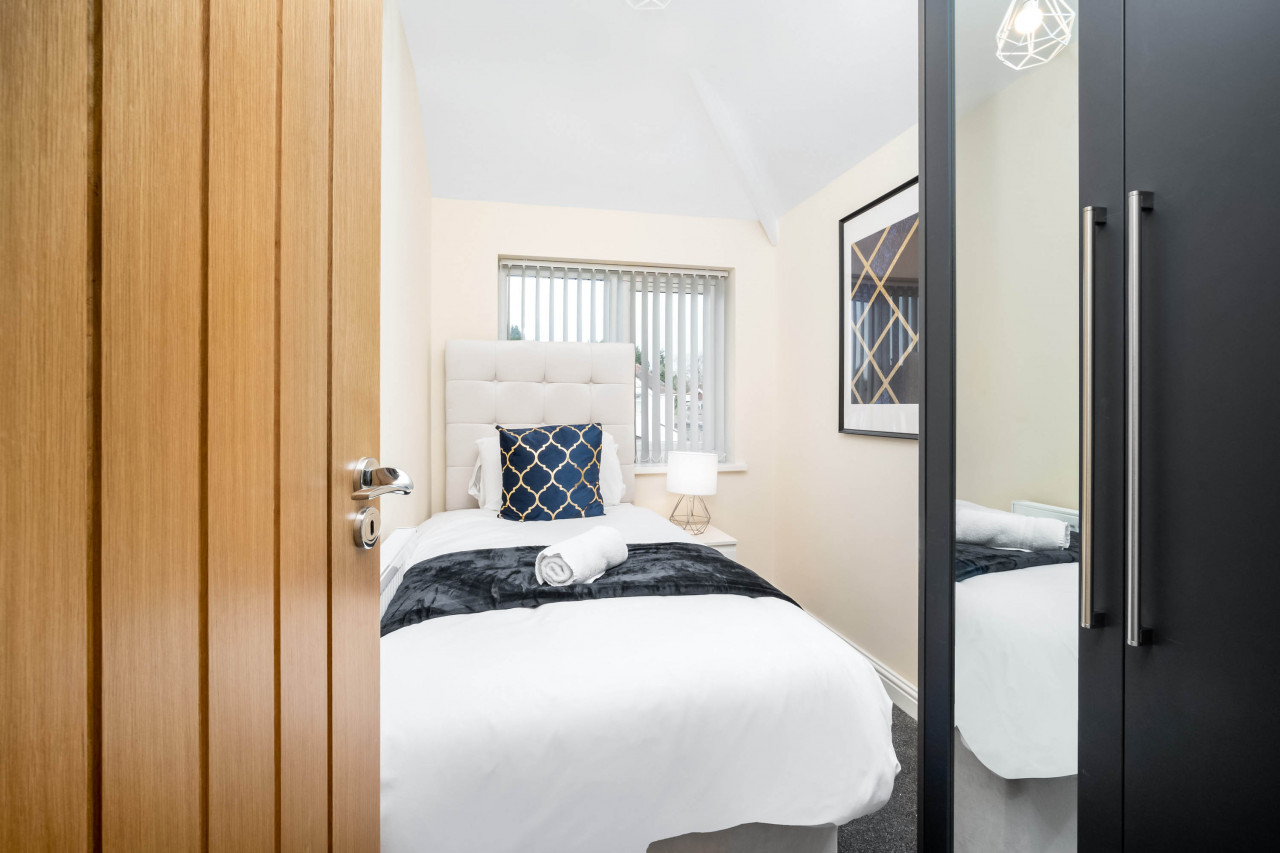 Modern 4 Bedroom House - Garden - Parking in 6 Court Oak Grove, Harborne, Birmingham B32 2HR,UK - Property image 41 - VivreStays