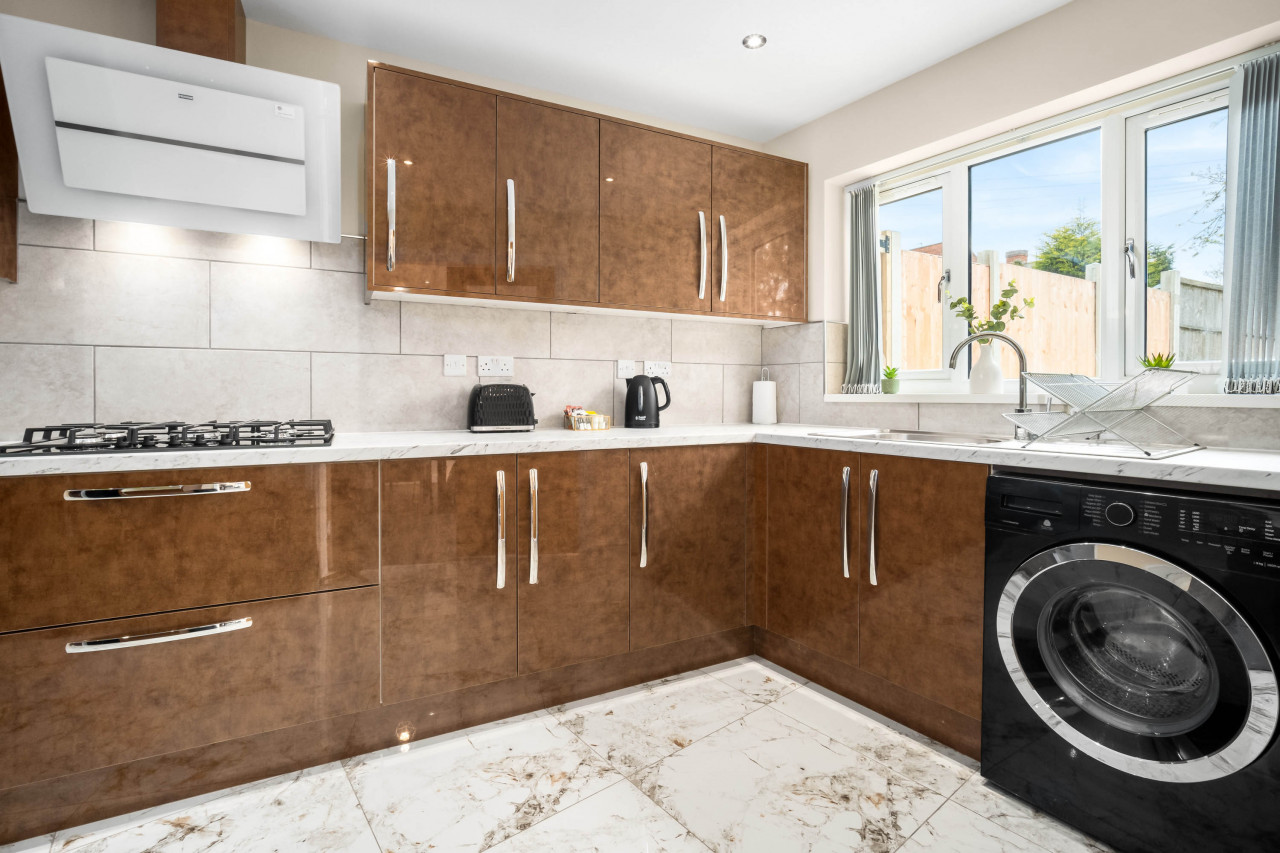 Modern 4 Bedroom House - Garden - Parking in 6 Court Oak Grove, Harborne, Birmingham B32 2HR,UK - Property image 17 - VivreStays