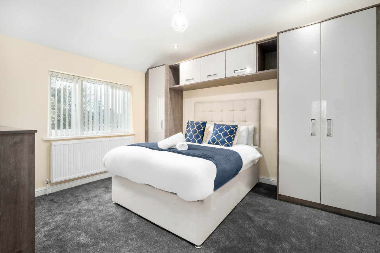 Modern 4 Bedroom House - Garden - Parking in 6 Court Oak Grove, Harborne, Birmingham B32 2HR,UK - Property image 3 - VivreStays