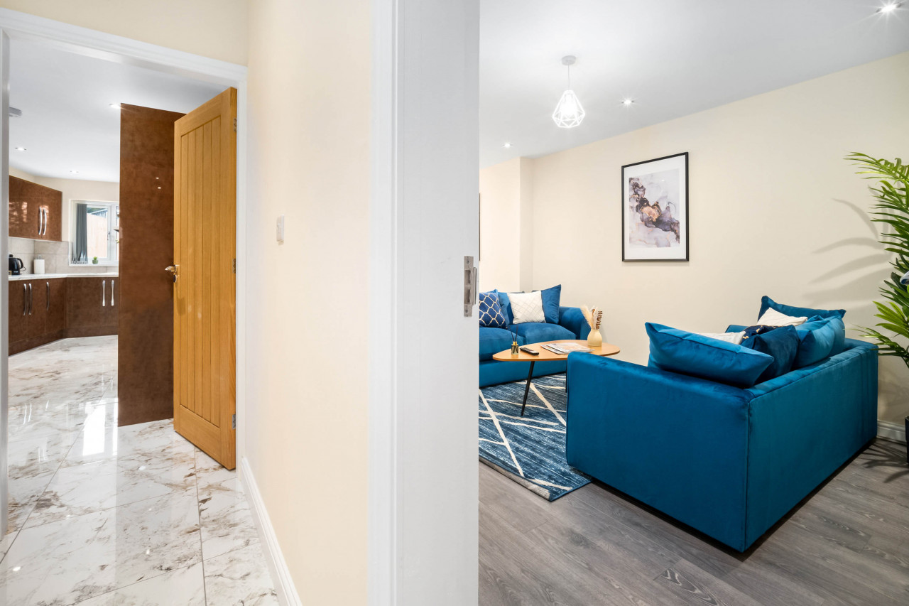 Modern 4 Bedroom House - Garden - Parking in 6 Court Oak Grove, Harborne, Birmingham B32 2HR,UK - Property image 40 - VivreStays
