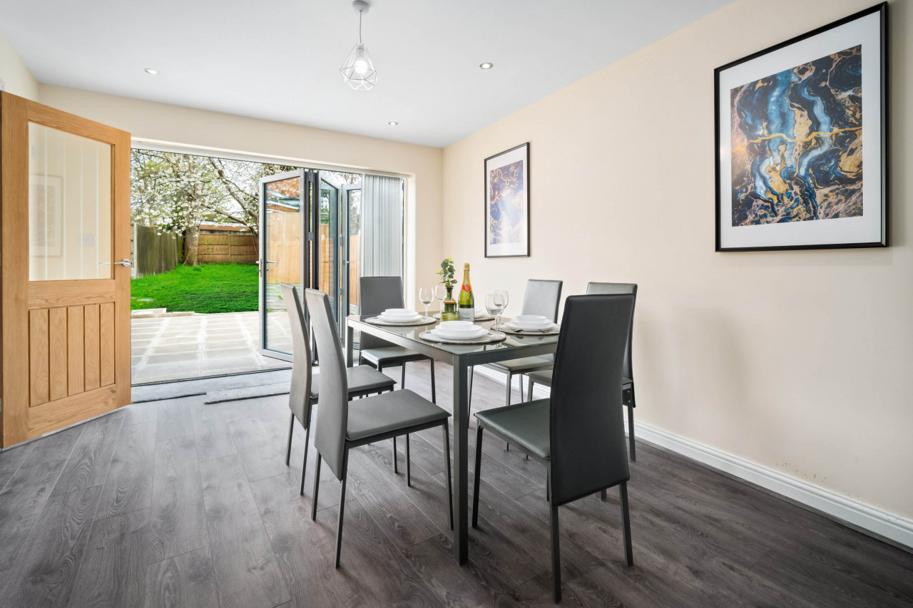 Modern 4 Bedroom House - Garden - Parking in 6 Court Oak Grove, Harborne, Birmingham B32 2HR,UK - Property image 4 - VivreStays