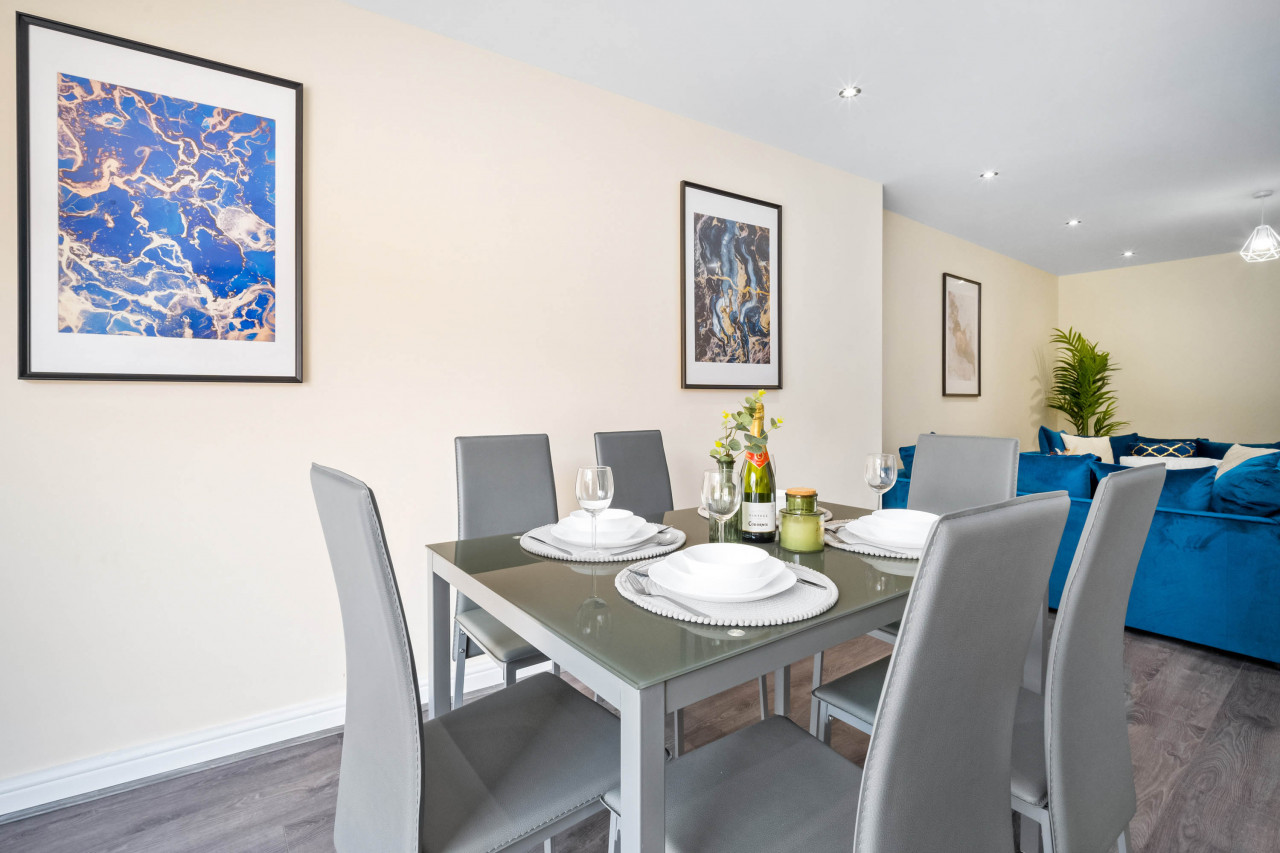 Modern 4 Bedroom House - Garden - Parking in 6 Court Oak Grove, Harborne, Birmingham B32 2HR,UK - Property image 18 - VivreStays