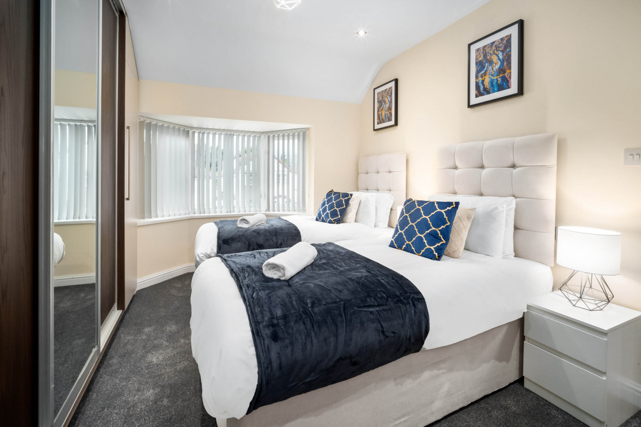 Modern 4 Bedroom House - Garden - Parking in 6 Court Oak Grove, Harborne, Birmingham B32 2HR,UK - Property image 33 - VivreStays