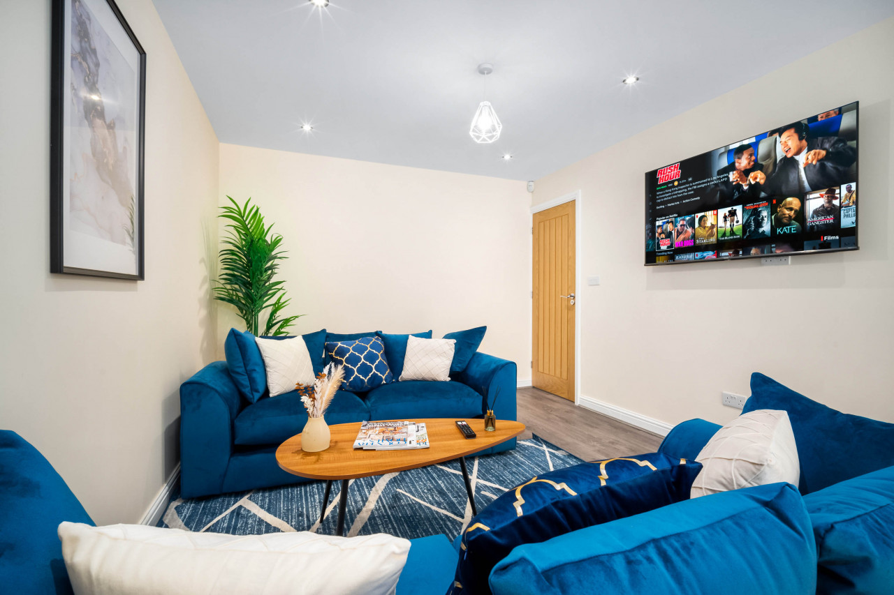 Modern 4 Bedroom House - Garden - Parking in 6 Court Oak Grove, Harborne, Birmingham B32 2HR,UK - Property image 8 - VivreStays