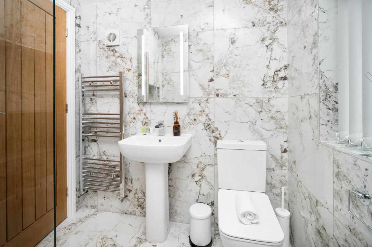 Modern 4 Bedroom House - Garden - Parking in 6 Court Oak Grove, Harborne, Birmingham B32 2HR,UK - Property image 34 - VivreStays